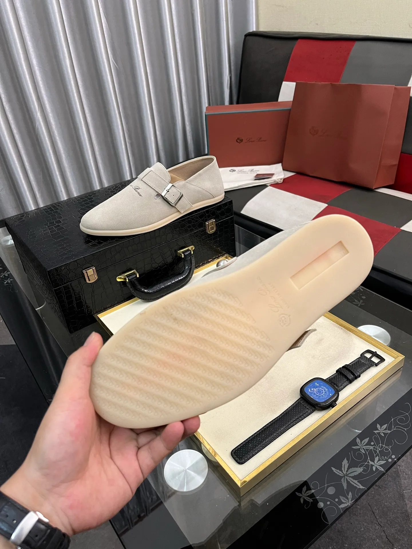 Men's men's shoes 💰458⌚️⌚️ Loro Piana's classic hot model lp top version of Pili casual shoes. It turns out that these are the casual shoes that are said to be able to walk 20,000 steps without getting tired. This pair has both good looks and feel. You will be completely lost as soon as you put it on. The minimalist design is eye-catching and durable, and it is a bonus for dressing. The soft feeling on the feet has outstanding texture, and it is very nice without abrasion on the feet. The soft and waxy soles make it easy to wear for daily use for a long time. Who can resist a pair of versatile and good-looking loafers? Don't be too elegant at all, the feel and texture of the feet are good, the key is to make the legs look longer and not tire the feet, the main thing is that it is just right!        Material: Original cowhide Lining: Original sheepskin Outsole: Original sole Size: 38-44